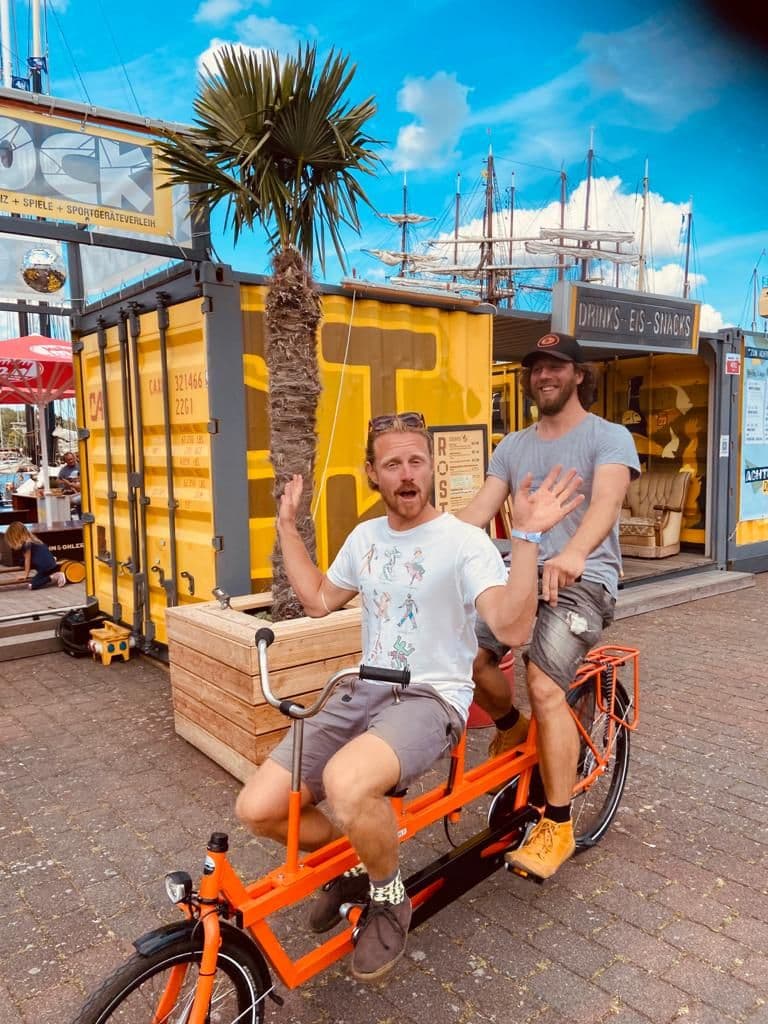 Die Gründer des Rost Docks chauffieren sich selbst mit einem elektro-gestützten lastenrad